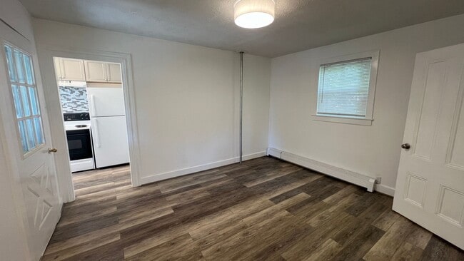 Building Photo - Very nicely remodeled 1 Bedroom Unit close...
