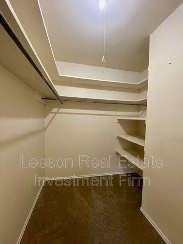 Building Photo - 2320 Melrose Ave