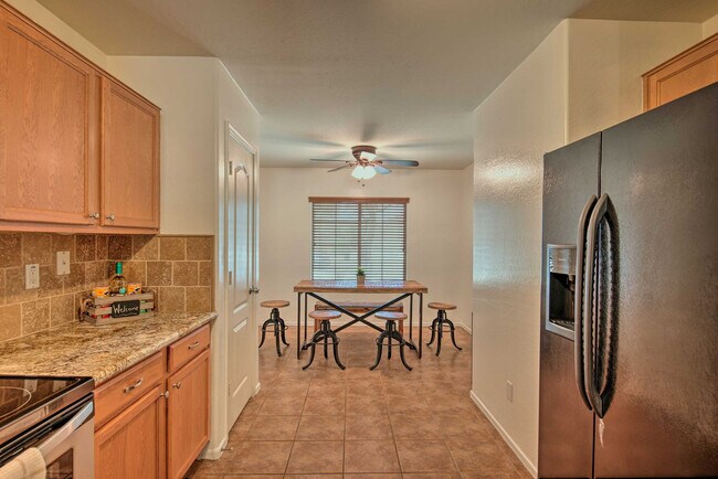 Building Photo - 1021 S 167th Ln