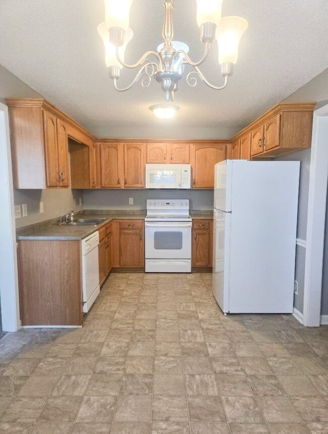 Building Photo - 3 Bedroom 2 Bathroom Home