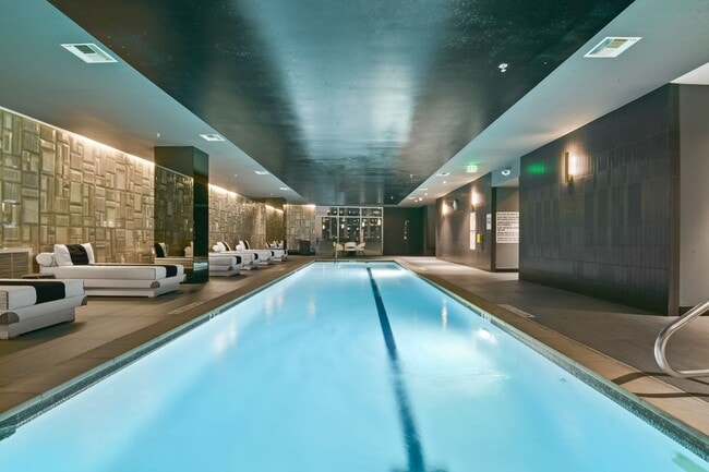 Building Photo - Stunning high rise unit in the affluent River Oaks District!