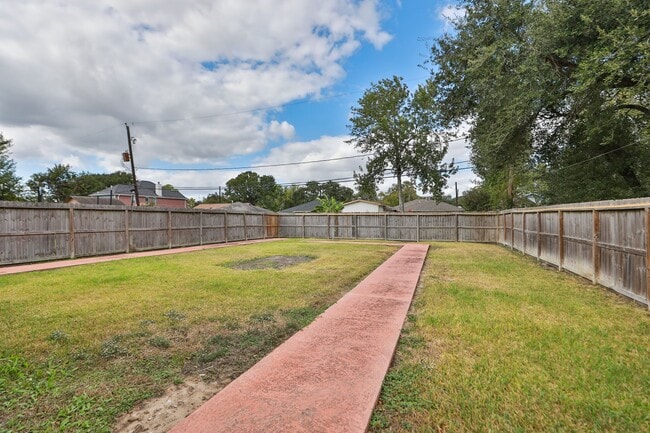 Building Photo - 913 Avenue M