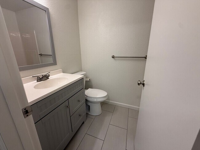 Building Photo - 11 Crestfield Ct