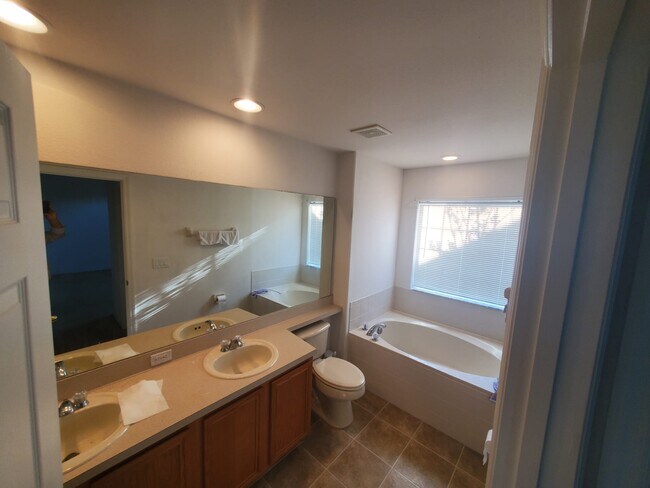 Building Photo - 2120 Island Walk Dr