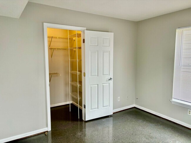 Building Photo - First floor 1 bedroom in West Louisville! Section 8 Accepted