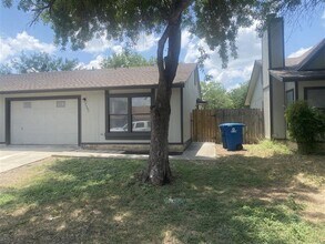 Building Photo - GREAT 2/2/1 DUPLEX