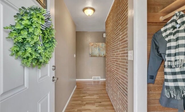 Building Photo - 4 Bedroom Kent home walking distance to lake meridian