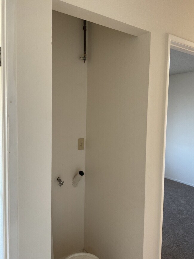 Building Photo - "Discover Coastal Living: Spacious 3-Bed, 2-Bath Townhouse