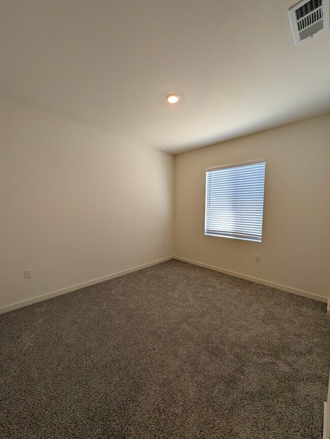 Building Photo - 821 Highlands Dr