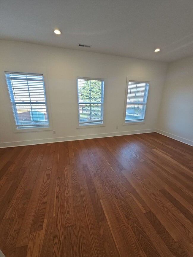 Building Photo - 4-Bedroom HOA Townhome with Pool Access Near Downtown Cookeville