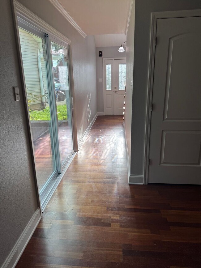 Building Photo - Maryville 37804 - 4-Bedroom, 2-Bath, 2-Story Condo - Contact Faye Hudson 865-789-3204