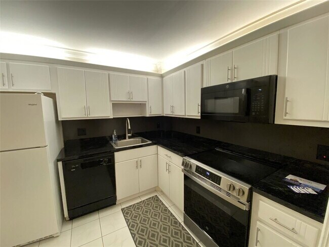 Building Photo - 605 Oaks Dr