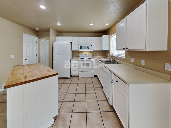 Building Photo - 14064 S Rosaleen Ln