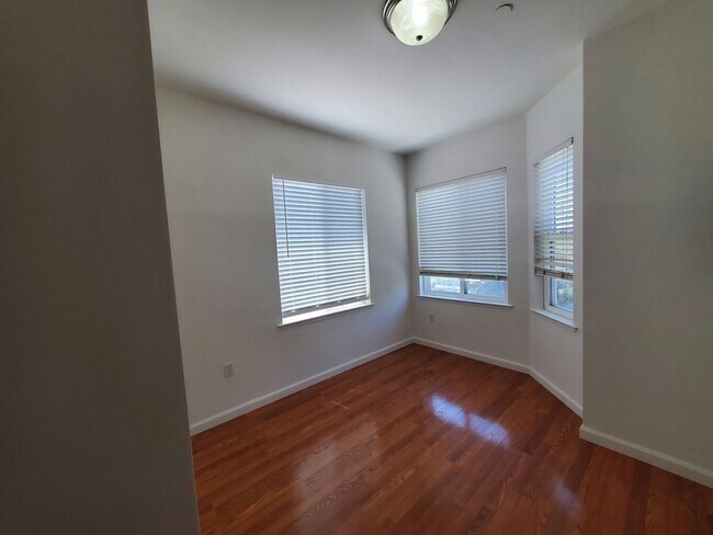 Building Photo - 805 Rutland-