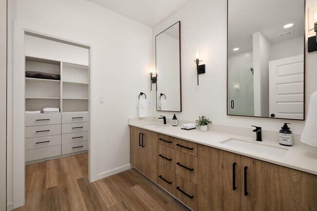 Building Photo - Luxury 3 Bedroom 2.5 Restroom Townhouse for Long-Term Lease | Gated Community-North McAllen