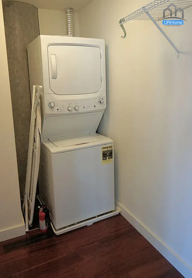 Building Photo - Elevated City Living: Expansive 2-Bed, 2-Bath Condo in PDX – Parking & Most Utilities Included!