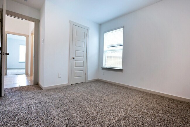 Building Photo - 5034 Pine Haven Lane