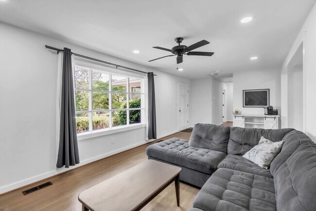 Building Photo - Updated 3 Bedroom, 2 Bath Home – Minutes from Fort Bragg!