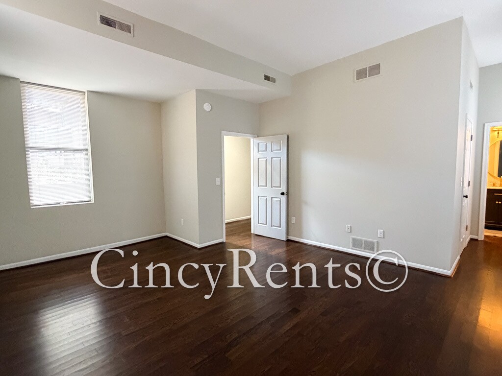 Building Photo - 422 Clark St