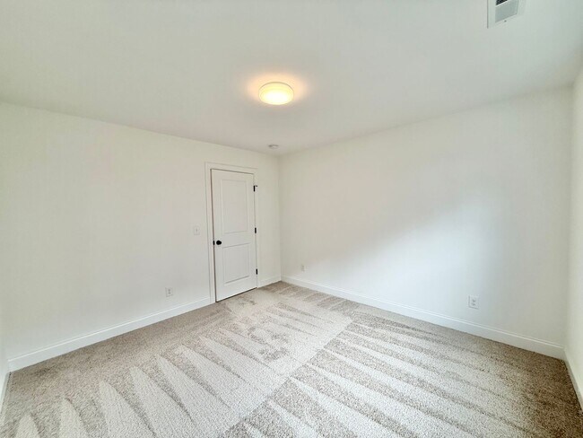Building Photo - **OFFERING 1/2 OFF FIRST MONTH'S RENT** Newly Built 4BD, 3.5BA End-Unit Raleigh Townhome in a Gre...