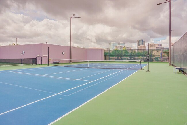 Building Photo - Luxurious 2 bed/2bath/2 parking Fully Furnished in One Waterfront Towers