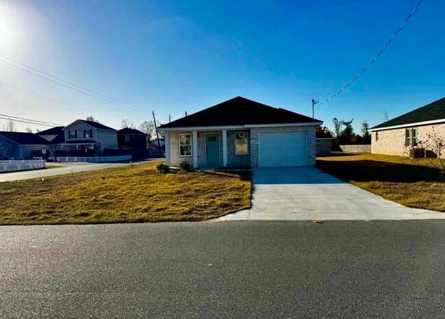 Building Photo - 3 Bed 2 Bath