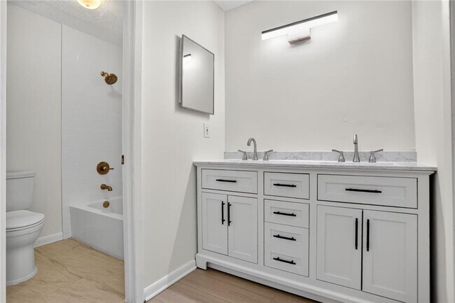 Building Photo - 8740 Roswell Rd