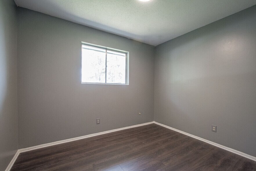 Building Photo - 1811 Linda Ln