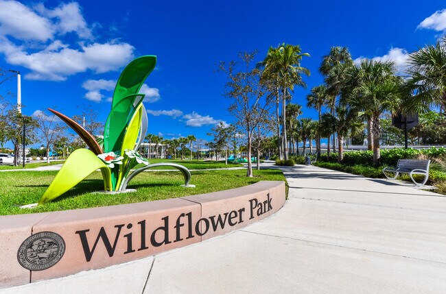 Building Photo - 485 E Royal Palm Rd