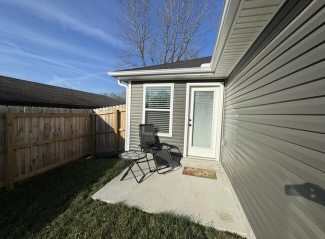 Building Photo - COMING SOON: BEAUTIFUL 3 BEDROOM / 2 BATHROOM HOUSE LOCATED IN JOPLIN MO WITH FENCED IN YARD!