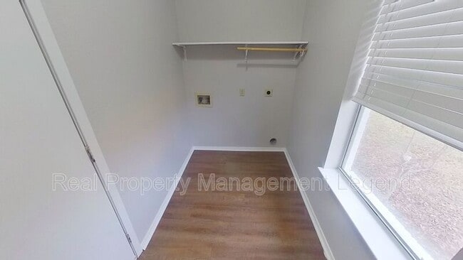 Building Photo - 701 S Valentine Dr