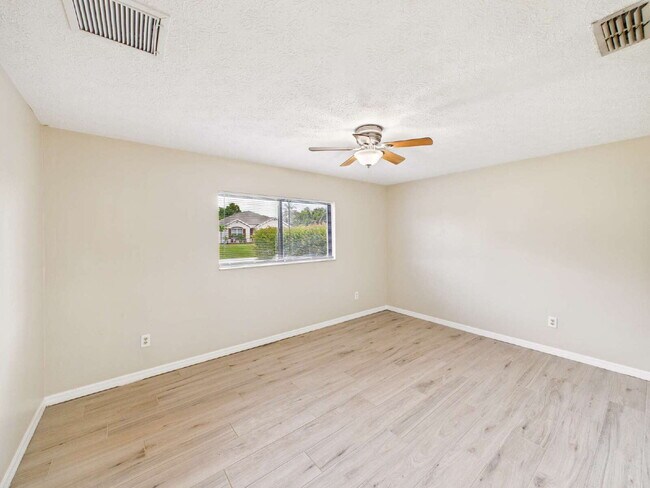 Building Photo - Single-Family Home in Fort Myers | 3 Beds,...