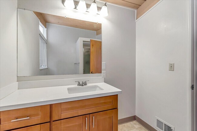 Building Photo - 3 Bedroom 2 Bath Home located in Palo Alto's Palo Verde Neighborhood!