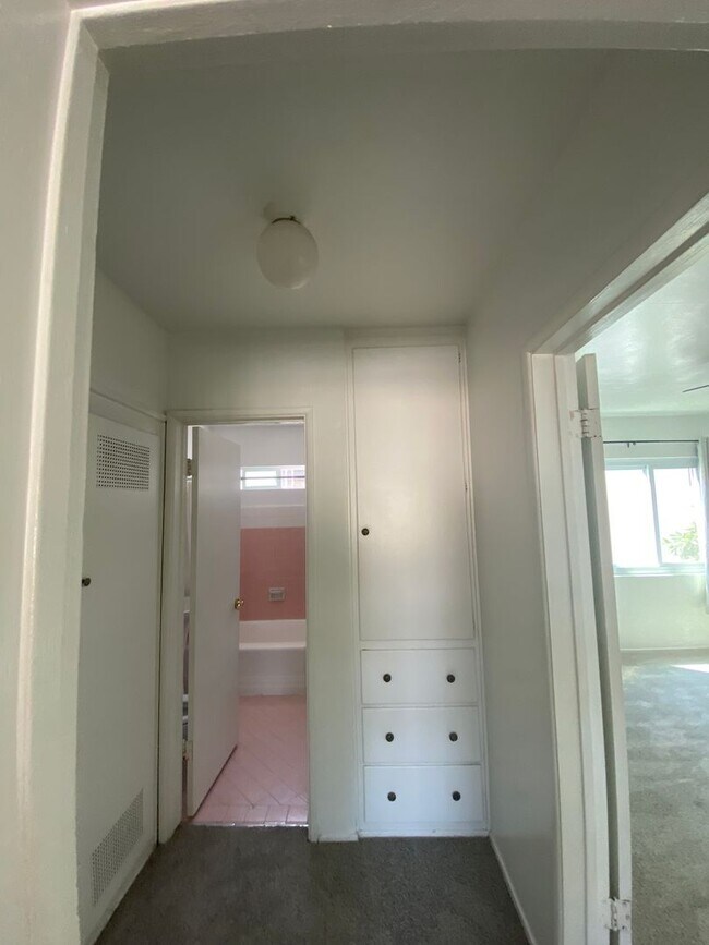 Building Photo - 1 Bedroom 1 Bath Apartment in Los Feliz!