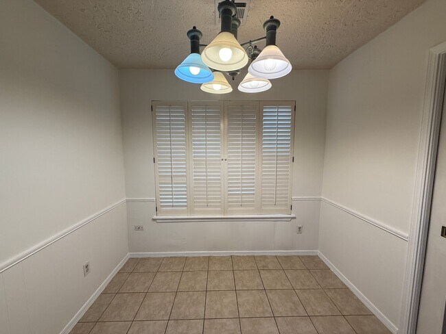 Building Photo - 2 bed 2 bath Duplex in with Large Living Room.