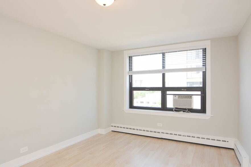 Building Photo - 450 W Wellington Ave