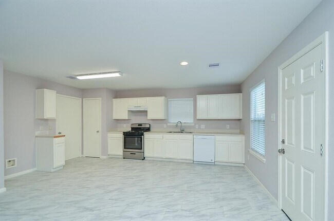 Building Photo - 12039 Madison Oak St