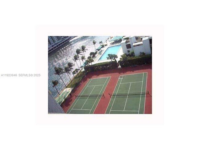 Building Photo - 800 Parkview Dr