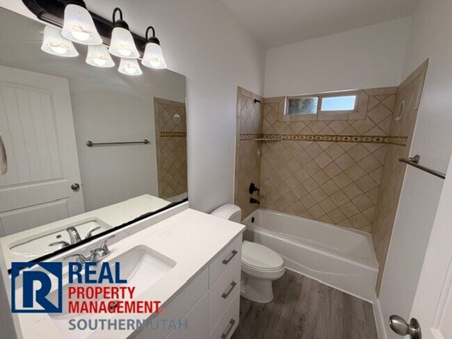 Building Photo - Legacy Townhome