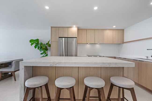 Building Photo - 10410 S Ocean Dr