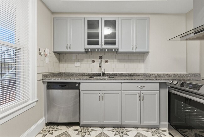 Building Photo - 20 Bennett St