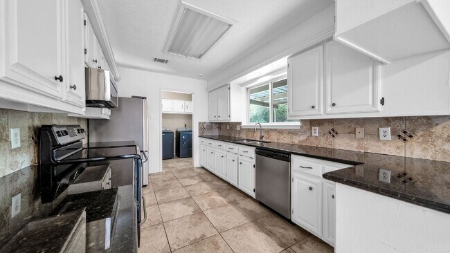 Building Photo - Find comfort, style, and convenience in this beautiful 3-bedroom home located in a desirable gate...