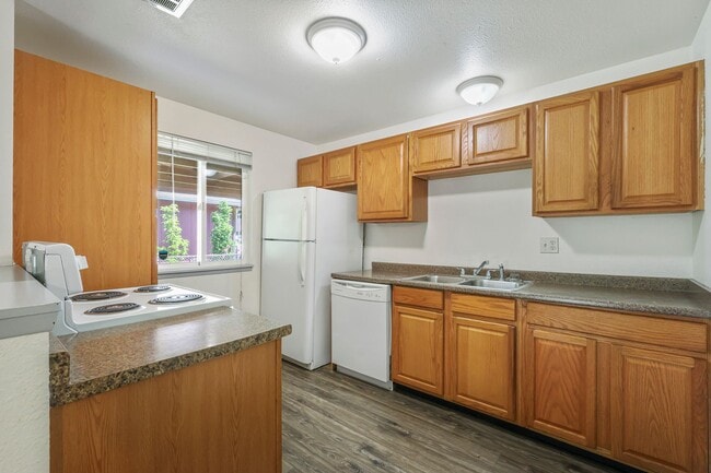 Building Photo - Move in ready now! 3 bedroom rambler in NE...