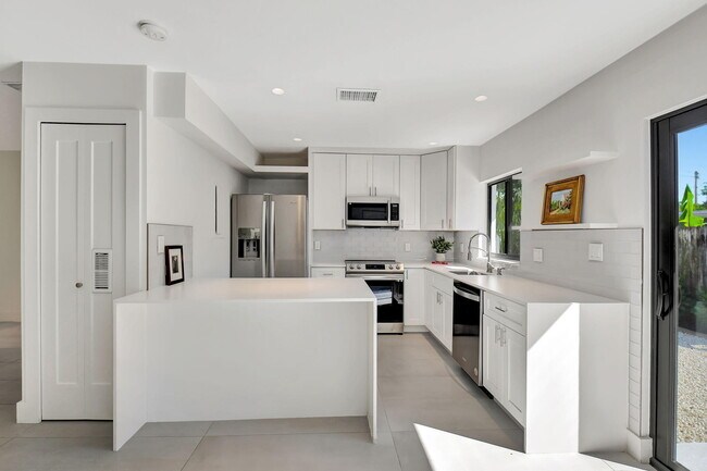 Building Photo - 2894 Florida Blvd