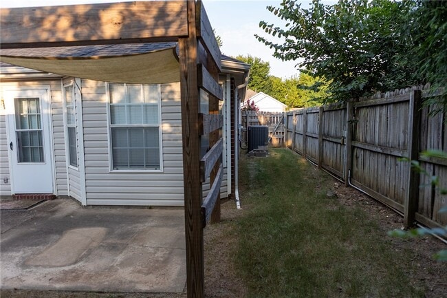 Building Photo - 833 S Eastview Dr