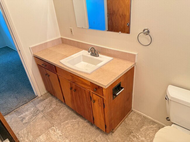 Building Photo - 1-bdroom, 1-bathroom duplex near Marie Jacob's Park!