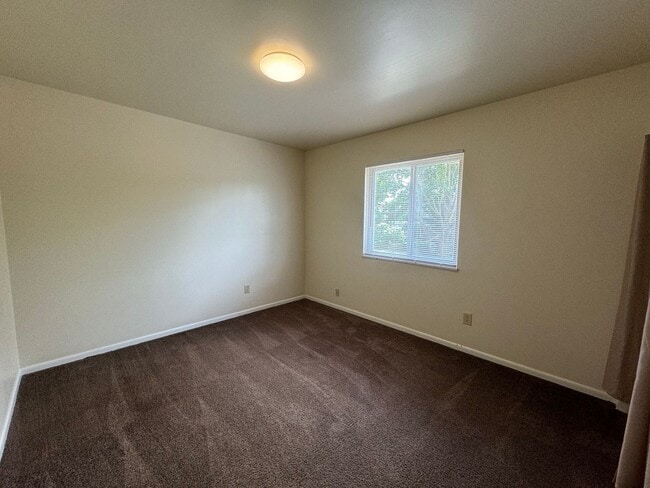 Building Photo - 300 E 16th Ave