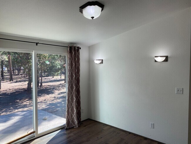 Building Photo - ? Cozy Charm on Almost an Acre in La Pine ?