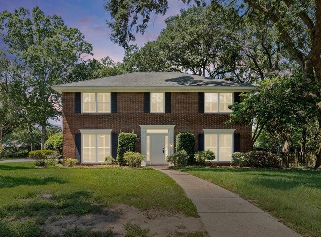 Building Photo - Spacious 4 Bedroom in Desirable Hickory Ridge