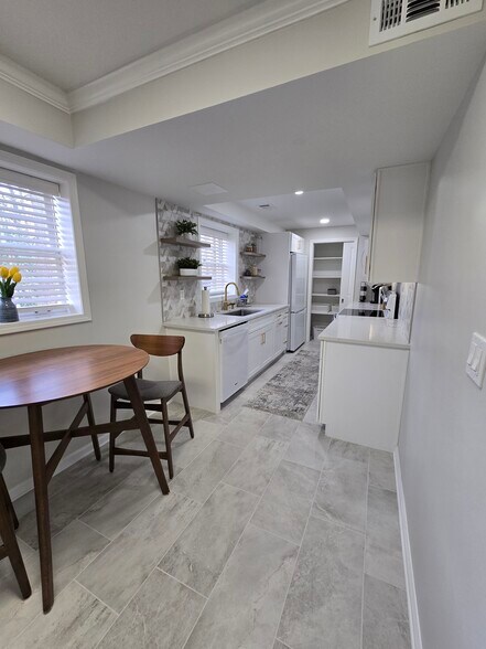 Eat In Kitchen - 2875 Whitby Dr